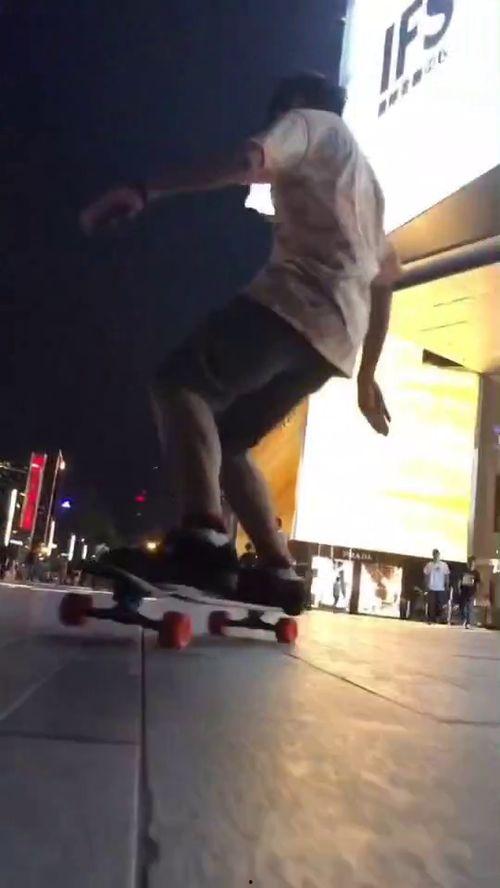 成人玩滑板的技巧视频,跟随技巧视频轻松驾驭滑板