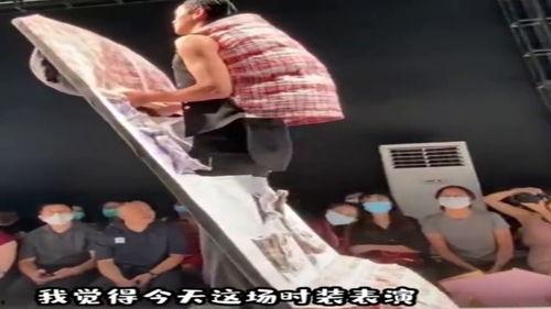 成人演出服装搞笑视频,成人搞笑演出服装大揭秘